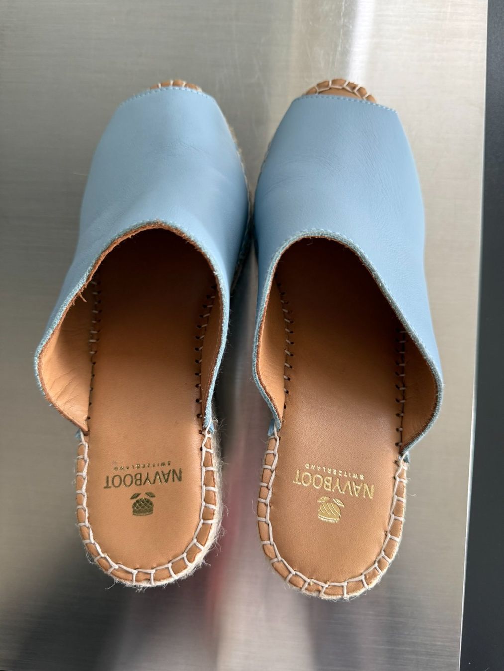 Navyboot Scarpe da donna: NAVYBOOT Wedge-Pantolette in hellblauem Leder, Gr. 39 – Nuovo (secondo la descrizione) da Muri b. Bern venduto da ris_m7jw 1