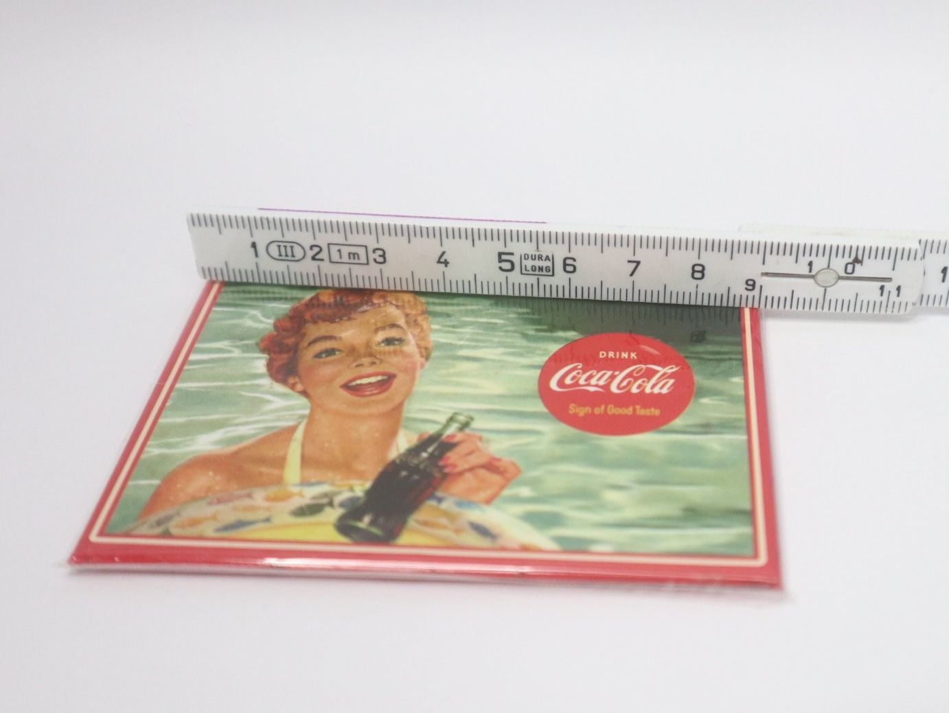Coca-Cola Magnets: Grosses Coca Cola Metall Magnet Pin-Up – Neuf avec emballage d'origine à Eschenbach SG par Astalavista 1