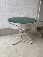 Restaurierter Gartentisch