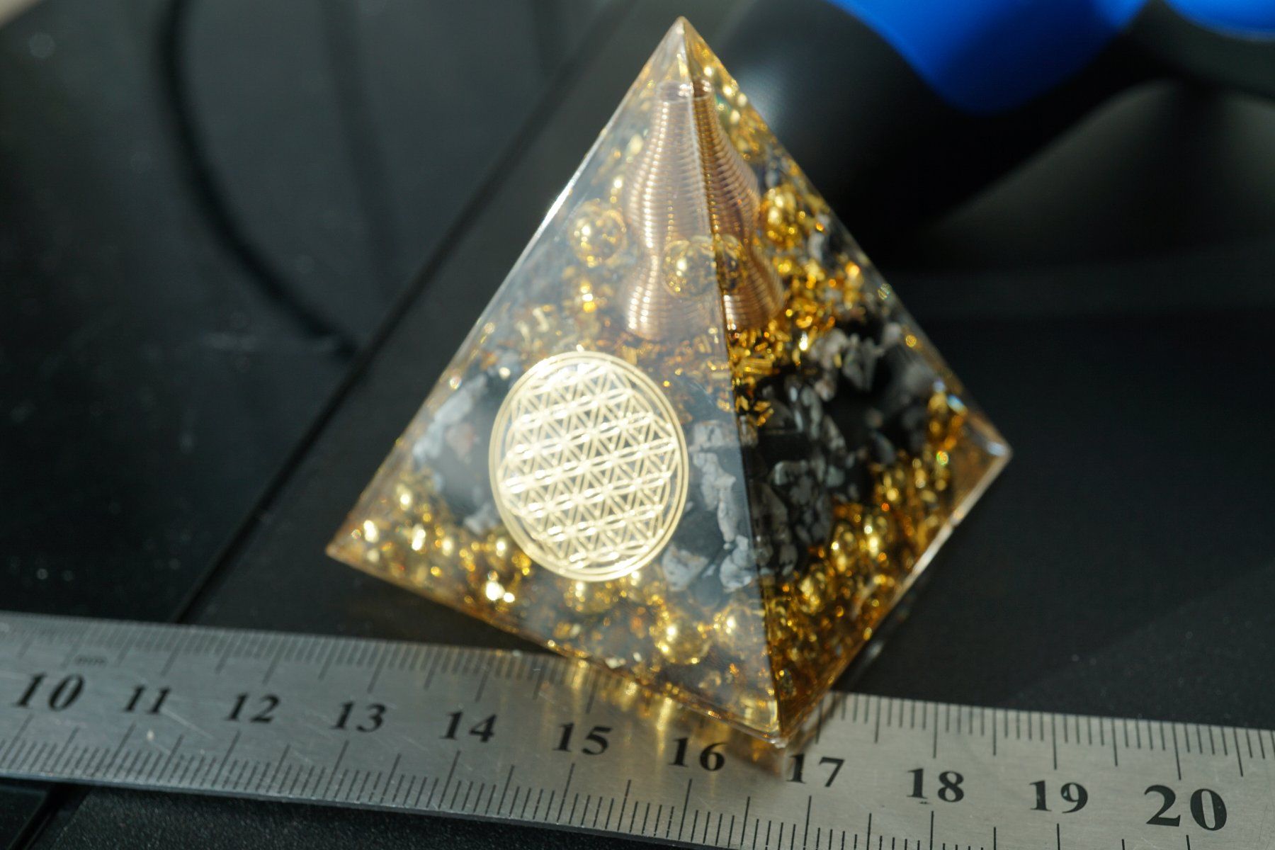 Minerali & Pietre curative: Orgonit Pyramide   Turmalin/mix  Blume Des Lebens – Nuovo e nell'imballaggio originale da Eschenbach SG venduto da craniums 2