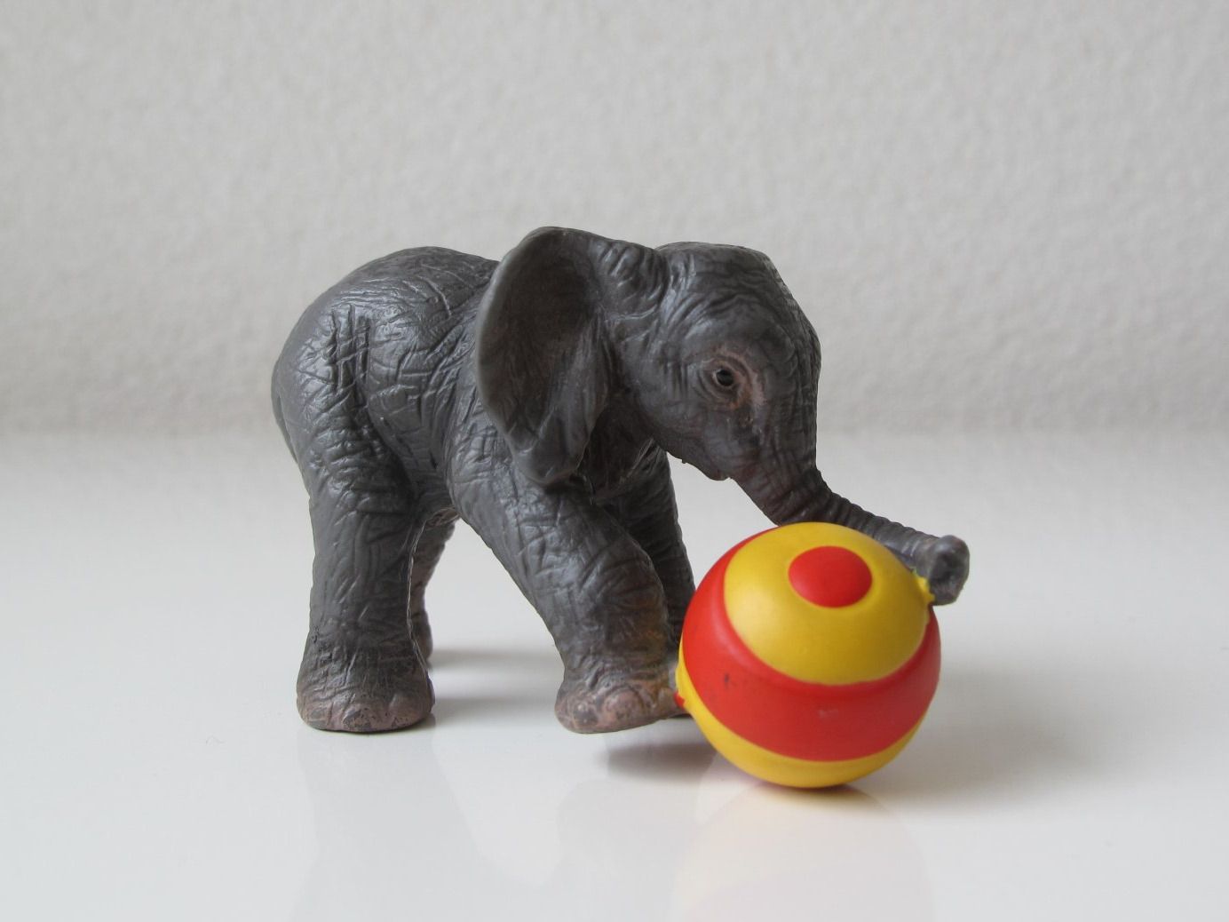 Schleich Statuette: Schleilch 14457 Junger Elefant mit Ball – Usato da Vilters venduto da hedi00