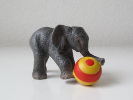 Schleilch 14457 Junger Elefant mit Ball