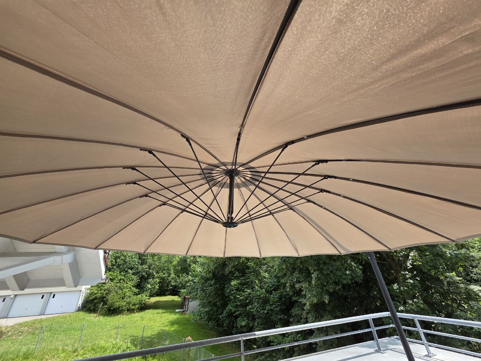 Ombrelloni: Sonnenschirm seh guter Zustand – Usato da Bäretswil venduto da Suter89 2