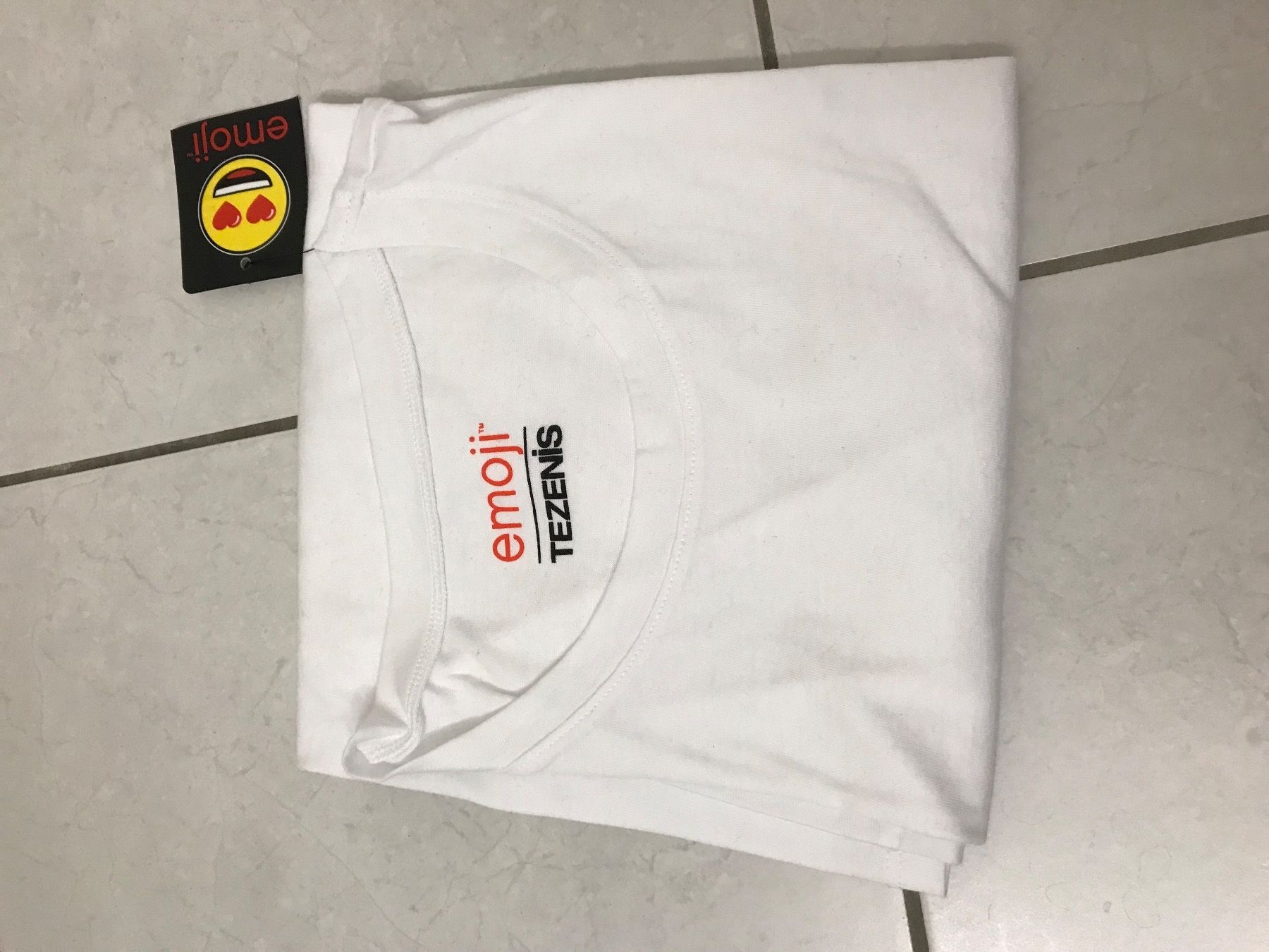 T-shirts: Emoji T-Shirt – Neuf avec emballage d'origine à Bassersdorf par secondhand_clothing 2