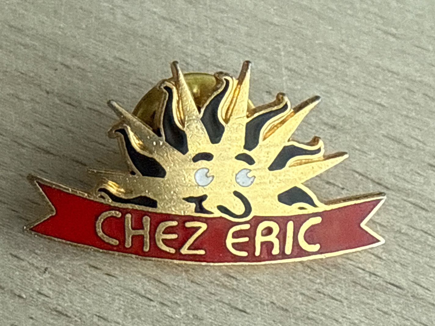 Placchette & Badge: Pin CHEZ ERIC – Usato da Glattbrugg venduto da Schweigmatt