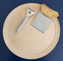 Käsebrett mit Messer und Hobel