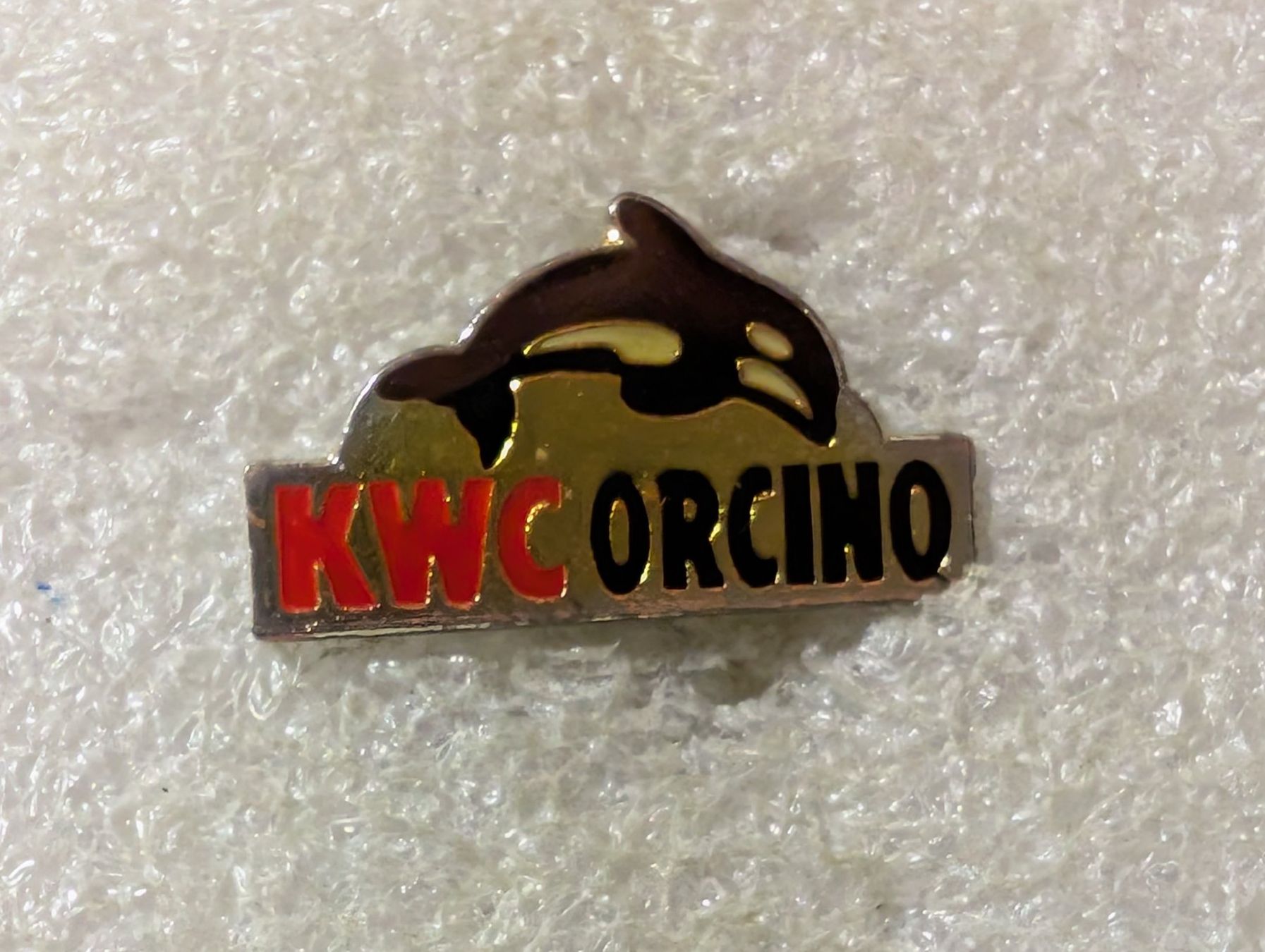 Placchette & Badge: Ansteckpin 74: KWC Orcino – Usato da Oppligen venduto da Pin-Fall-Shop