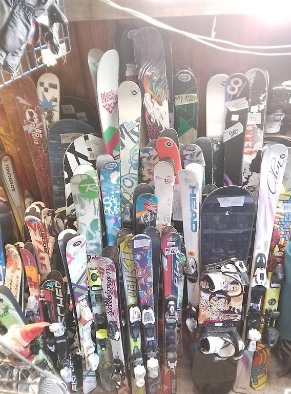 Skis: Equipement ski complet - Skis, chaussures, casques, bâtons.. – D'occasion à Leysin par Liquidation-404 2