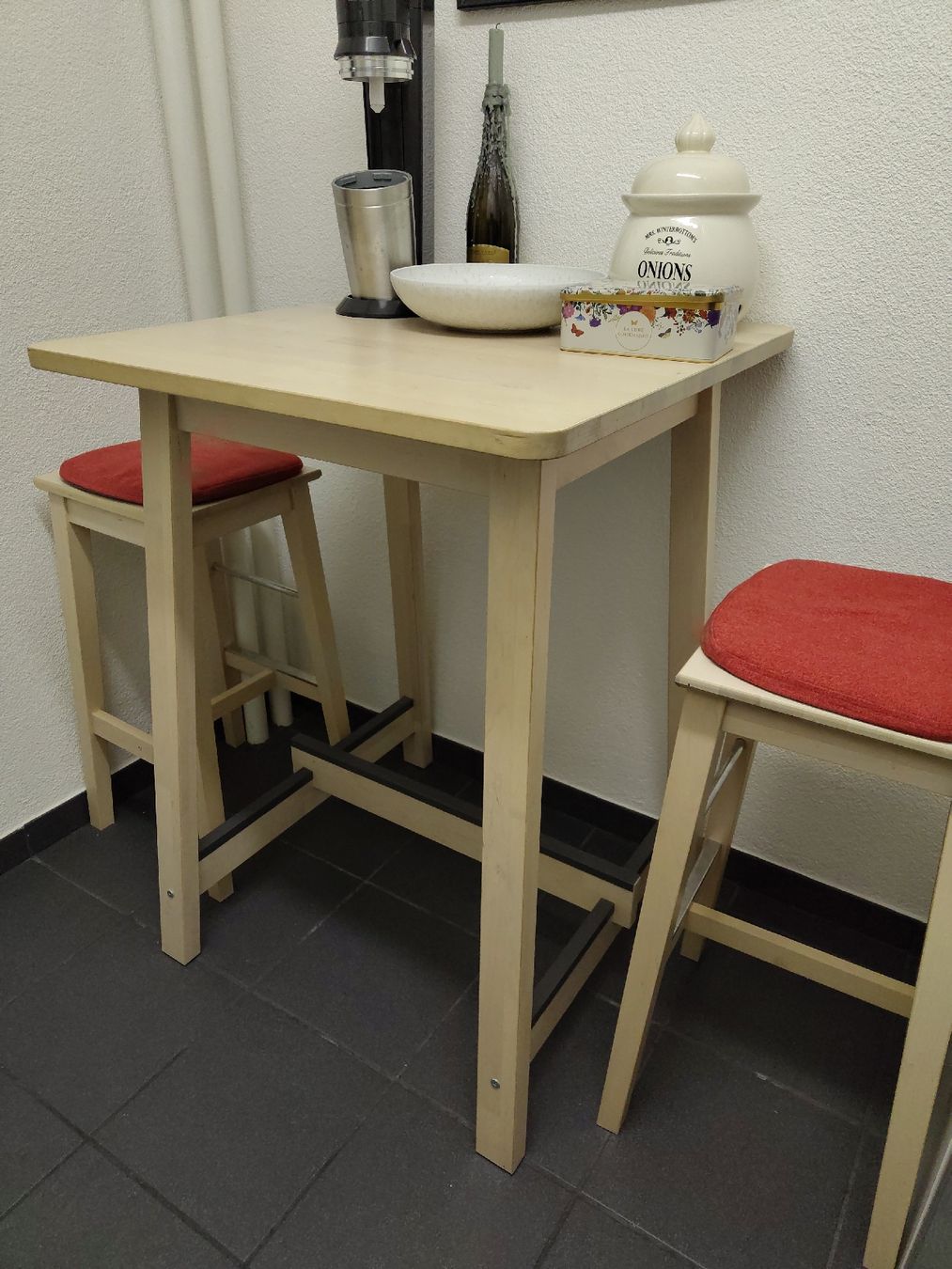 Ladenausstattungen & Messebau: Bar-Tisch und 2 Barhocker – Gebraucht aus Zürich von mar_f5d7