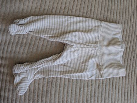 Babyhose gestreift mit Füssen weiss beige Grösse 50