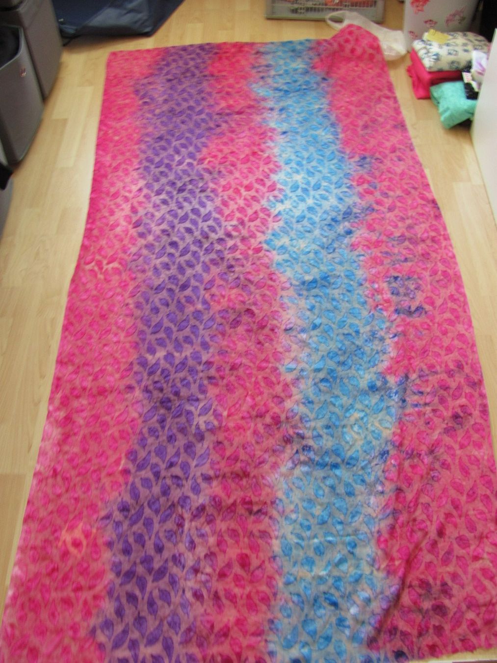 Tessuti: Sommerstoff Chiffon mit Blattmuster, Pink, Blau, Lila – Nuovo e nell'imballaggio originale da Kriens venduto da Miracle49
