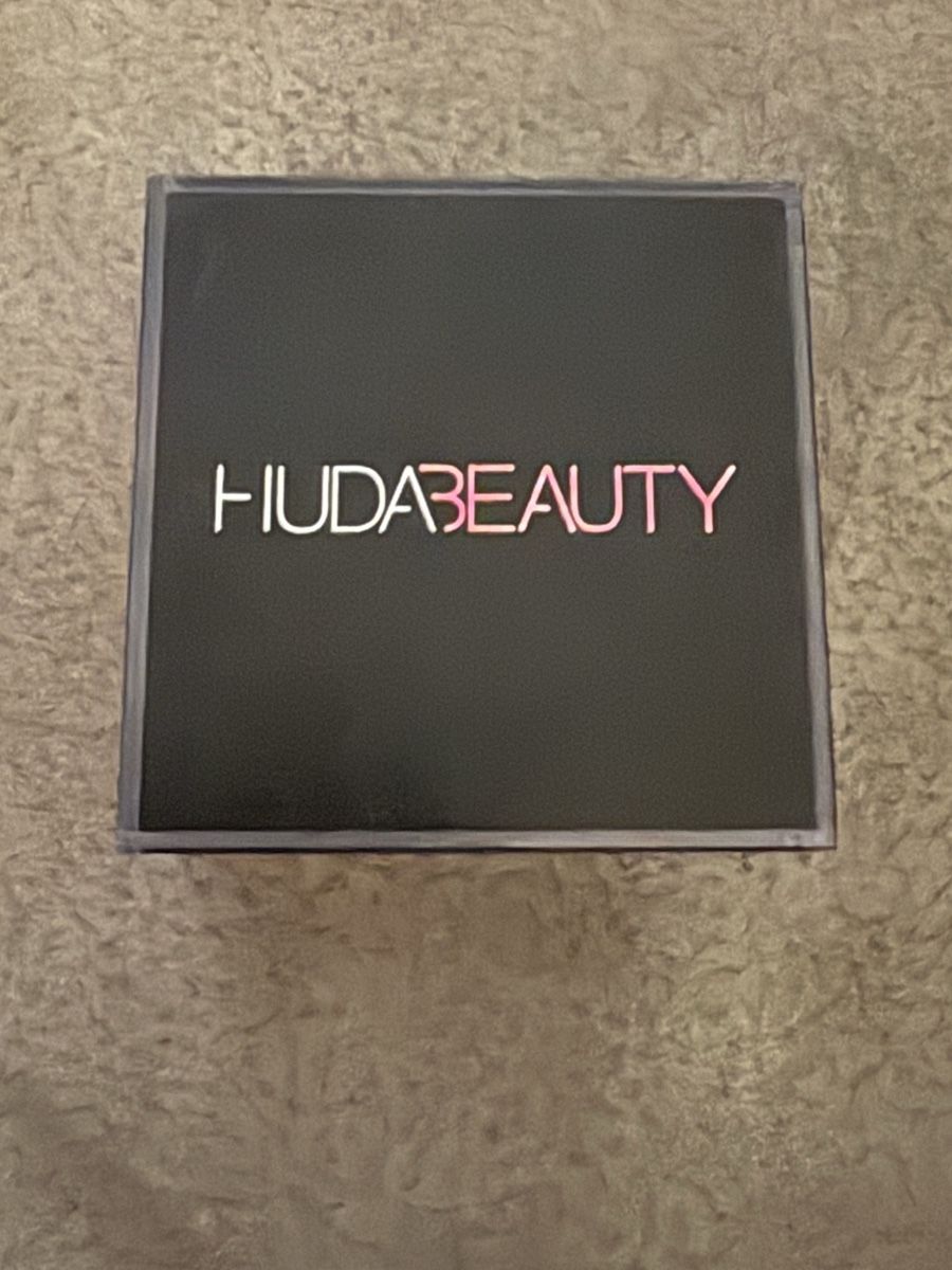 Huda Beauty Maquillage: Huda Beauty Puder  Farbe Cupcake Light – D'occasion à Schaan par Filipipa 1