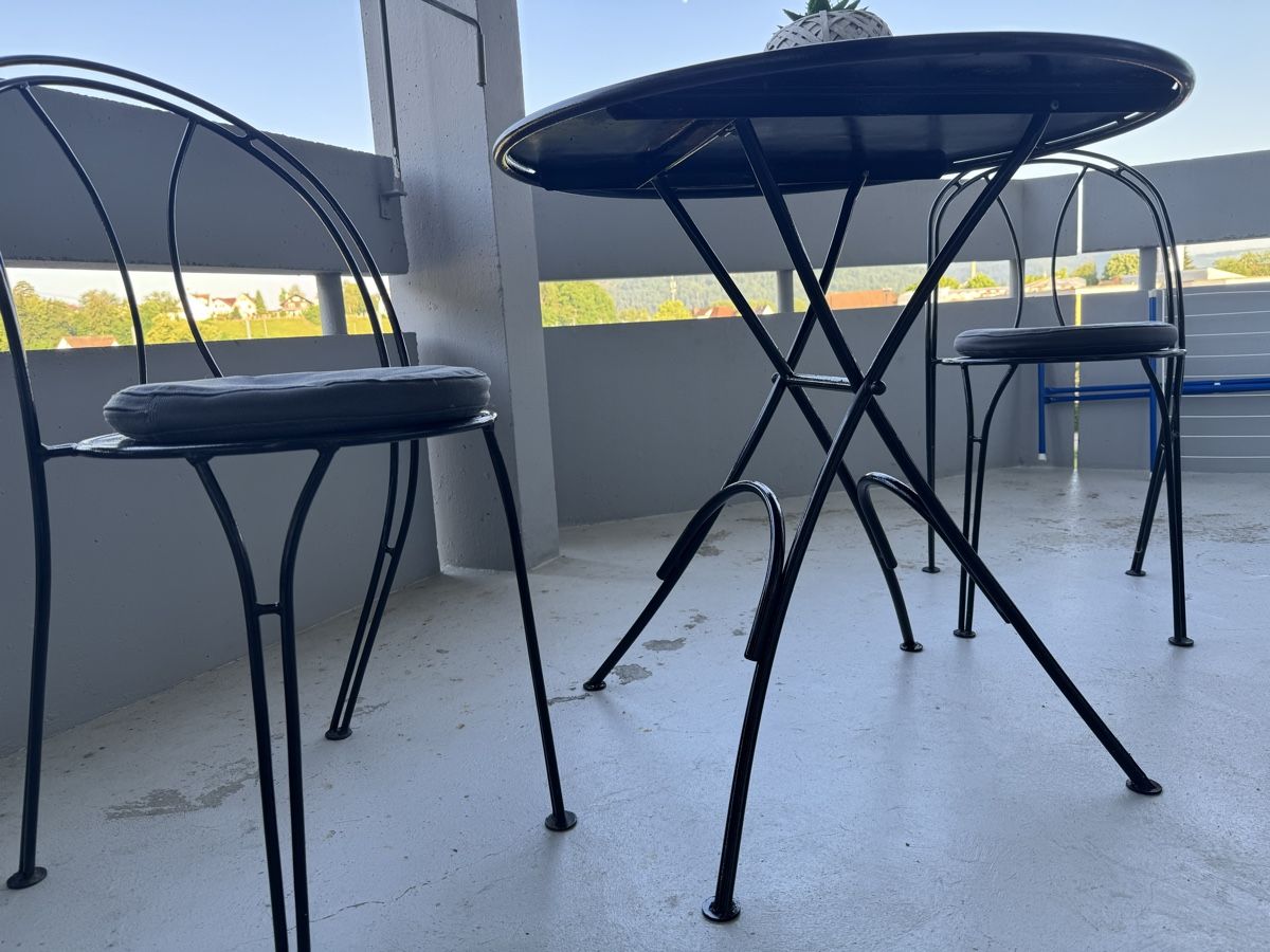 Ikea Set di tavolo e panche: Balkontisch + 2 Stühle + 2 Sitzkissen – Usato da Turgi venduto da jav_5hd5 1
