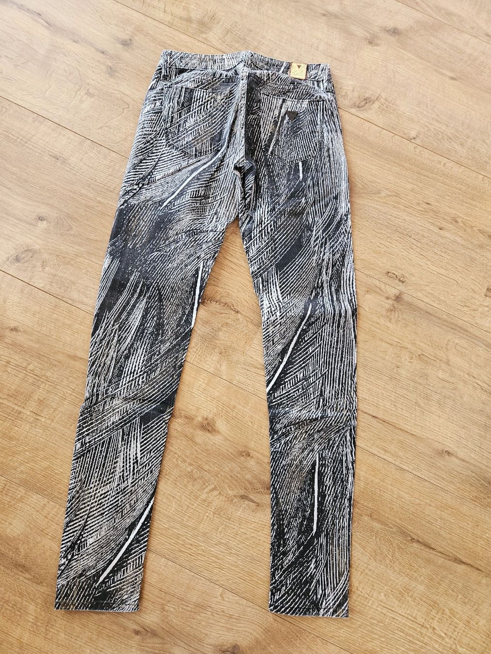 Guess Pantaloni: Hosse von GUESS Inch.Gr.26 – Nuovo (secondo la descrizione) da Rhäzüns venduto da inf_rcj7 5