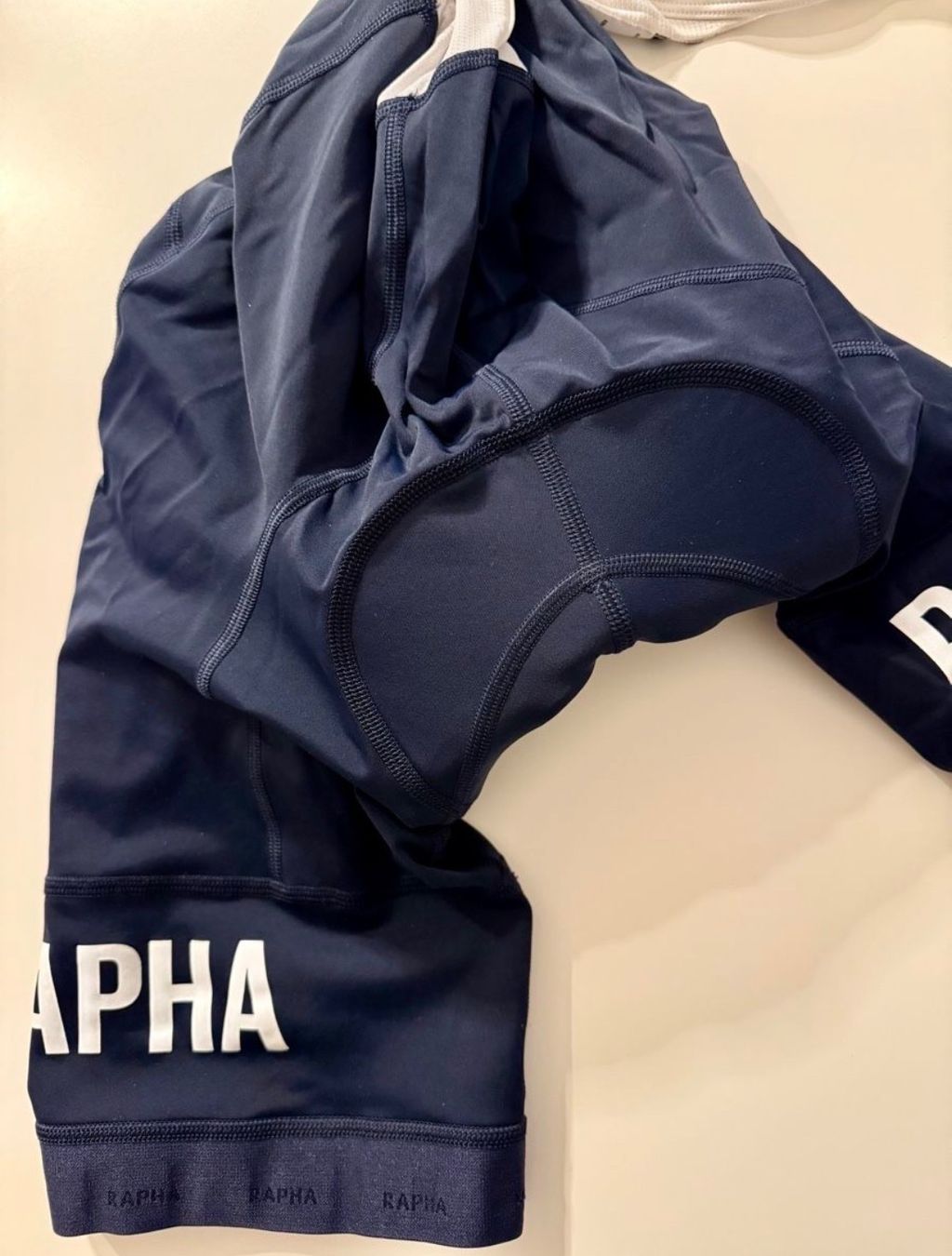 Pantaloni: RAPHA MEN'S PRO TEAM TRAINING BIB SHORTS – Nuovo (secondo la descrizione) da Basel venduto da Carlos_Deperu 1