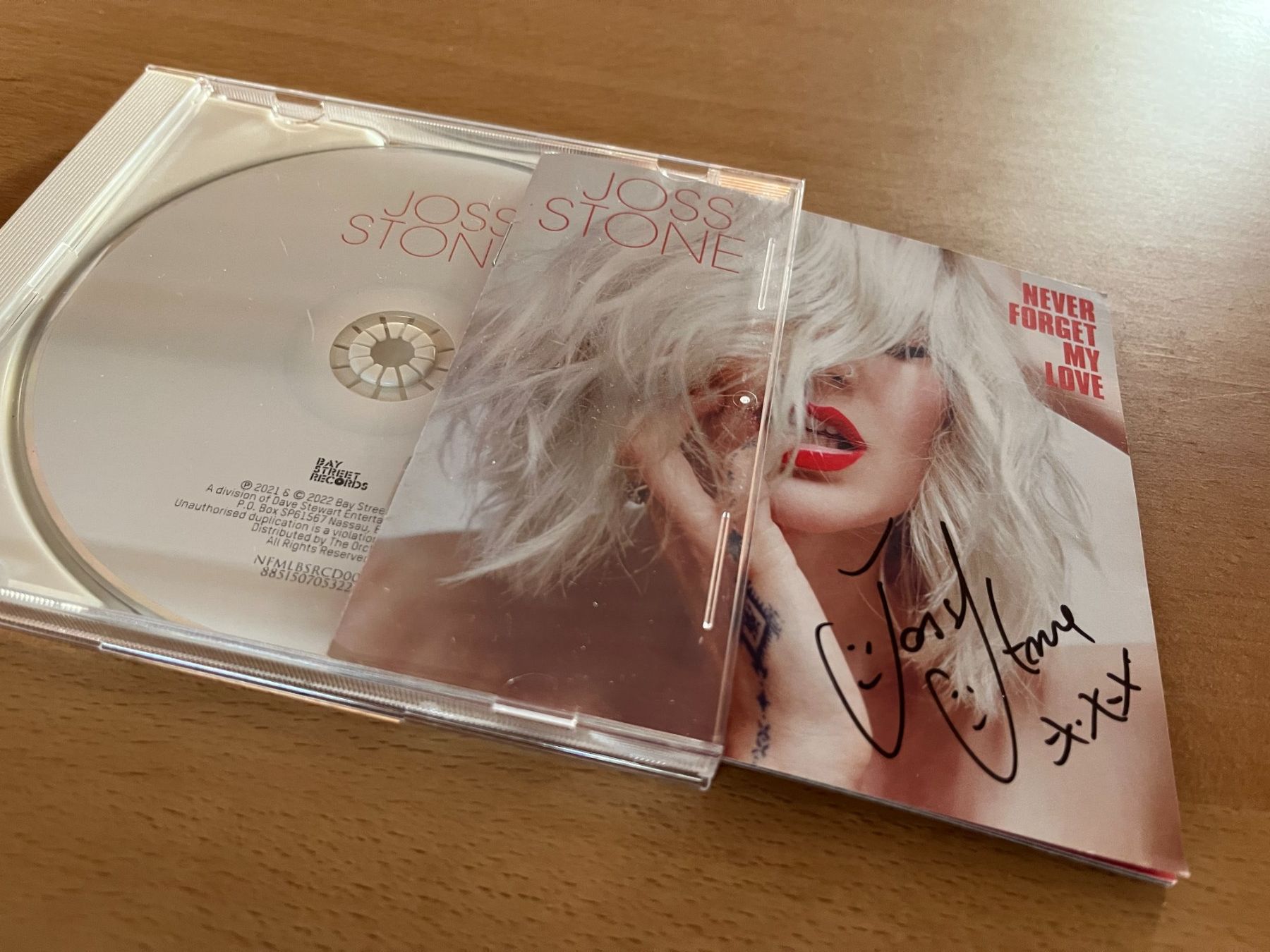 CD: Joss Stone - Never Forget My Love - handsigniert – Nuovo (secondo la descrizione) da Bätterkinden venduto da emmentaler2008