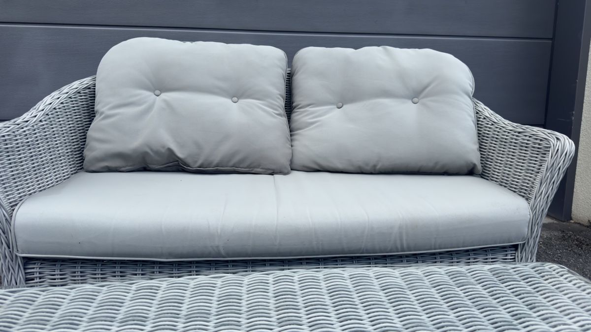 Sofas: Gartensofa mit Tisch Rattangeflecht Hellgrau mit Kissen – D'occasion à Jenins par lin_mw5c 2