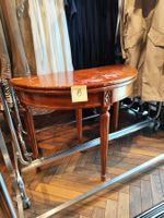 Runder Holztisch