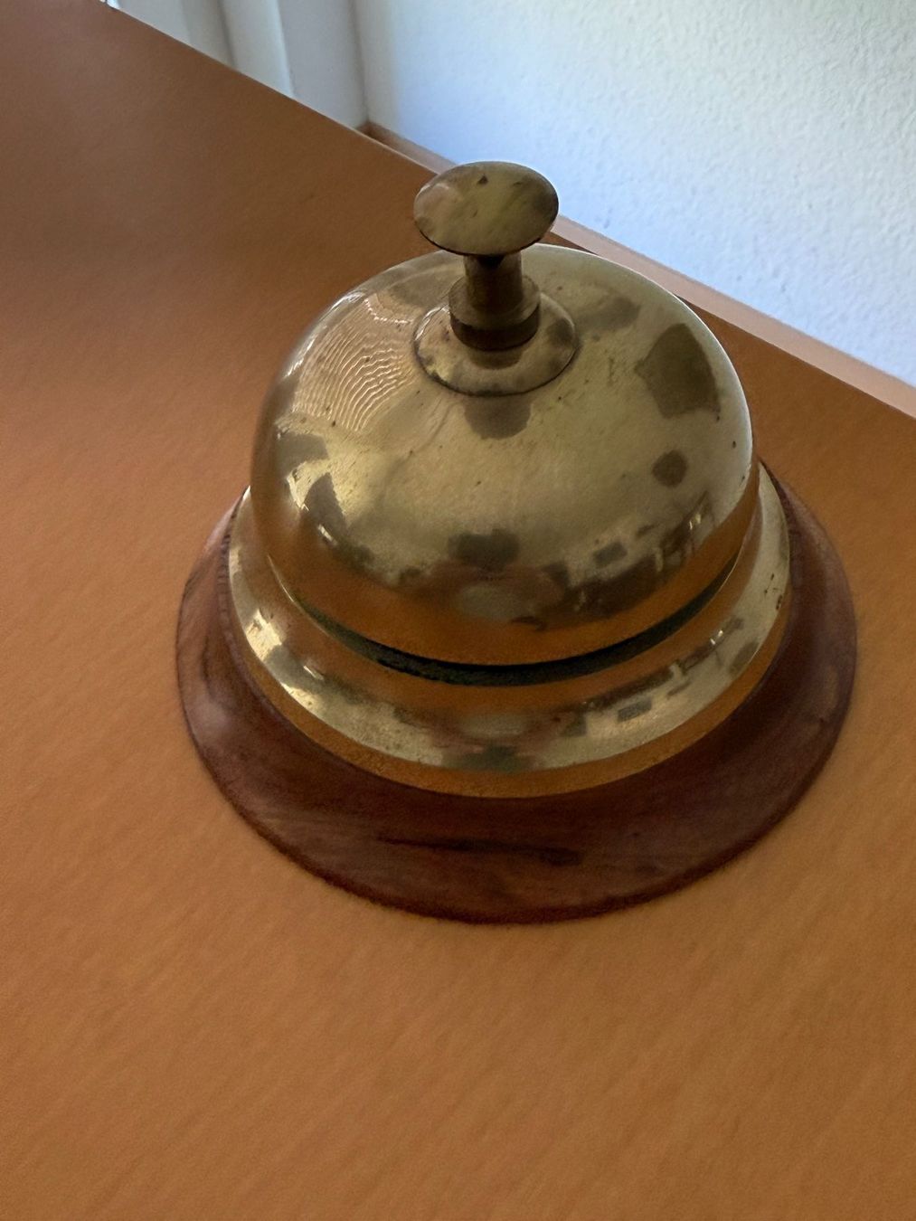 Campanacci mucche: Empfangsglocke, Messing mit Holzsockel, Vintage – Usato da Fehraltorf venduto da bruggin