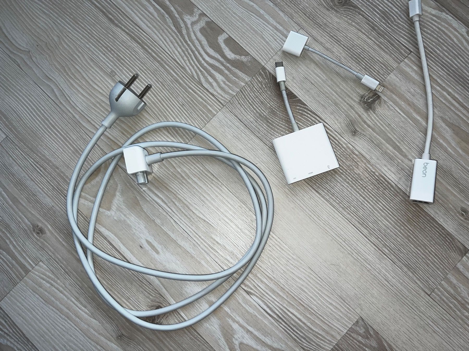 Apple Cavi: Apple Kabel Set diverse Kabel – Usato da St. gallen venduto da Weltaristokrat