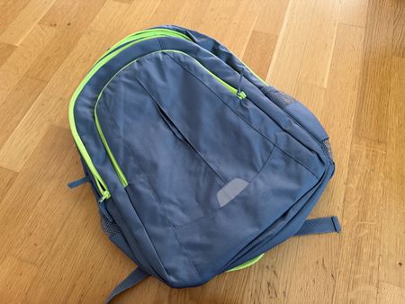 Neuer Schulrucksack mit Regenschutzhülle
