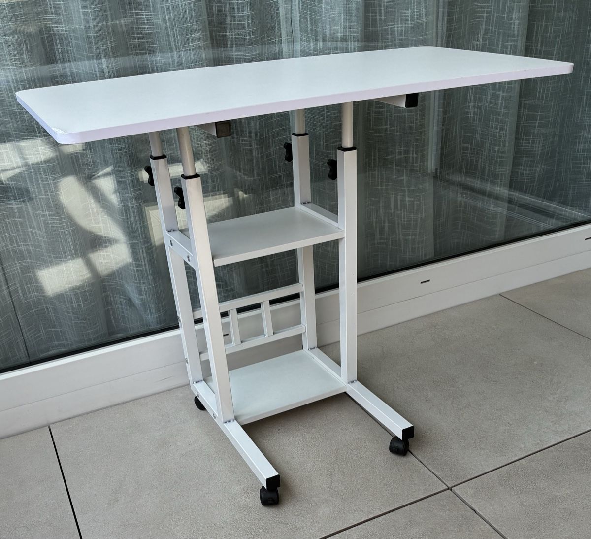 Tische: Jolie table sur roulettes – Gebraucht aus Collombey von ste_rb76 1