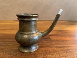 kleine schöne Öllampe aus Bronze und eine Petrollampe