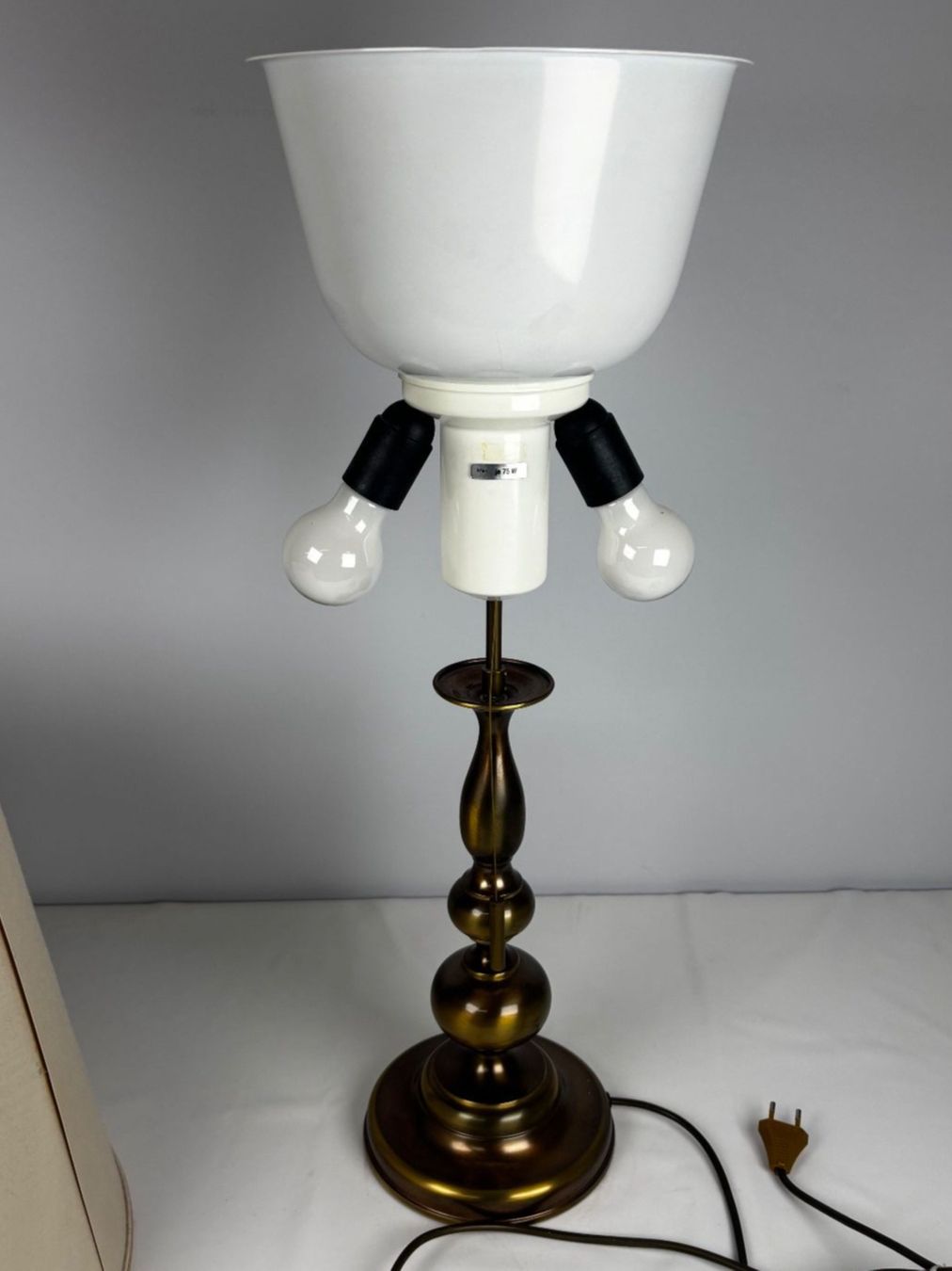 Lampen: Tischlampe Messingoptik mit Lampenschirm – Gebraucht aus Wettingen von Wendemarket 1