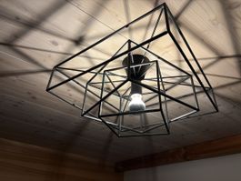 Coole Lampe im Industrial Design, Schwarz