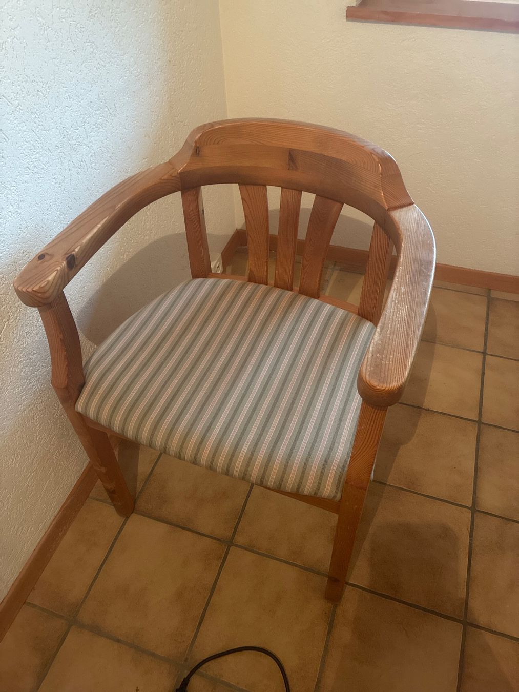 Chaises: Alter Holzstuhl – D'occasion à Lüterkofen par Nickey01