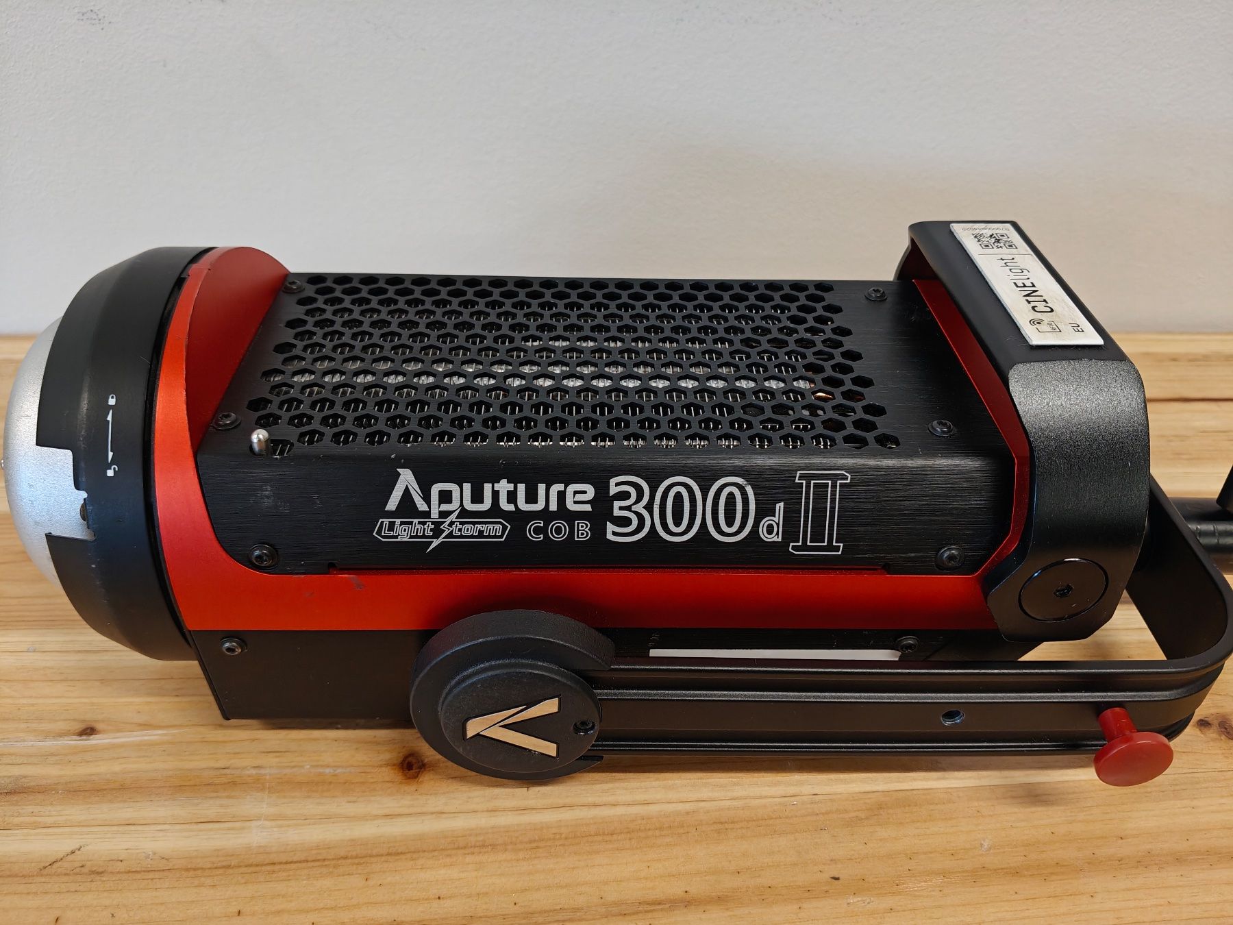 Aputure Lampade: Aputure LS 300d II LED Filmscheinwerfer V-Mount Set mit Case – Usato da Schlieren venduto da CINElight 2