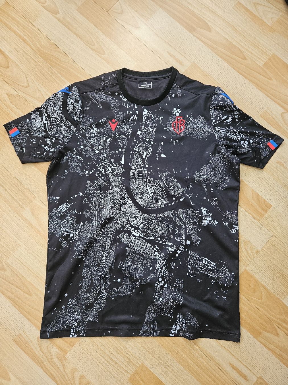 FC Basel Canottiere & Pantaloni: FC Basel 1893 Einwärmtrikot – Usato da Gais venduto da exakt82