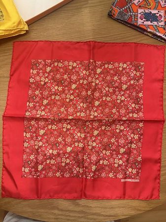 Hermès Seidentuch Blumen / Rot  40x40 cm