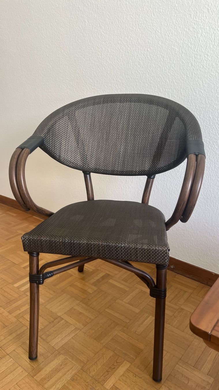 Set di tavolo e panche: Coffee table + 2 garden chairs, perfect for summer! – Usato da Basel venduto da haguen_tr9f 9