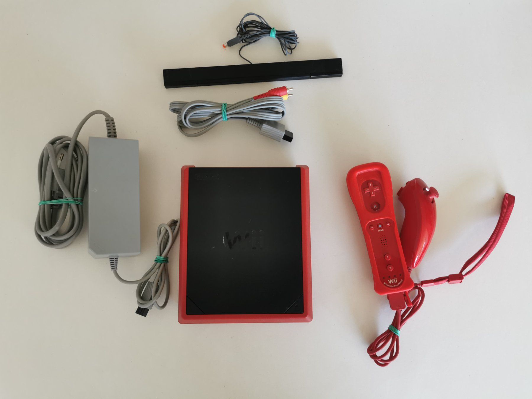 Nintendo Konsolen: Wii - Konsole Wii Mini mit Controller und Nun Chuk – Gebraucht aus Lenzburg von eyworld
