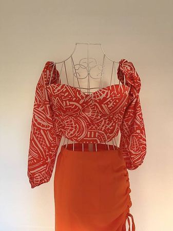  Sommerliches Corsagen-Crop-Top in Orange/Weiß