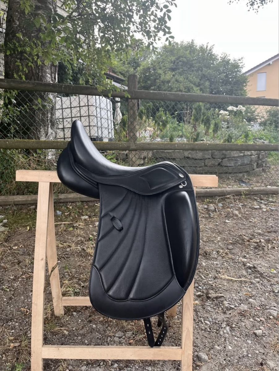 Selle & Accessori: Selle de dressage Kentaur – Nuovo (secondo la descrizione) da Pully venduto da lunalaro