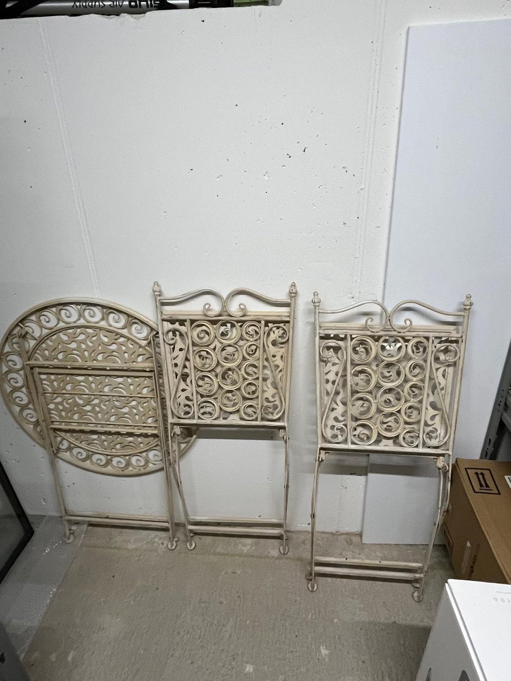 Set di tavolo e panche: Vintage Garten, Terrasse oder Balkon Tisch mit zwei Stühlen. – Nuovo (secondo la descrizione) da Luzern venduto da sel_kv8m 4