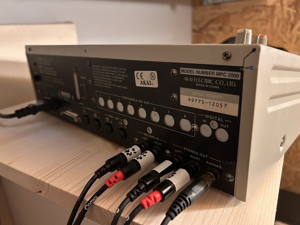 Akai Strumenti musicali: Akai MPC 2000 – Difettoso da Vevey venduto da dafunkychild 2