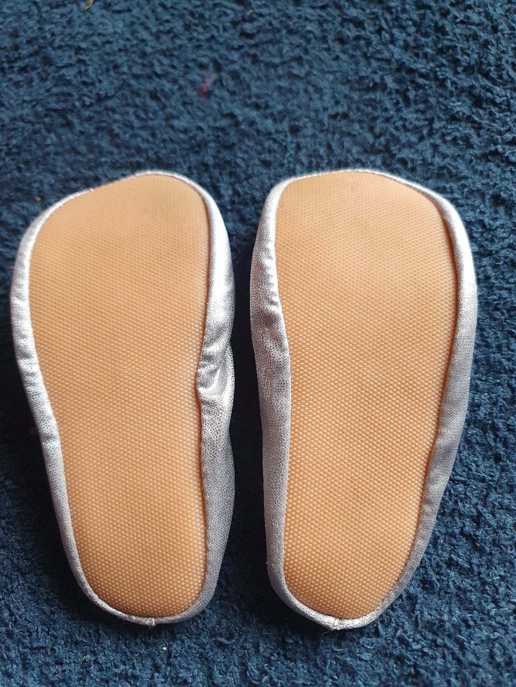 Scarpe per ragazzi: Turnschläppli, silbrig glänzend Grösse 25/26 – Usato da Zürich venduto da cha_bfl5 1