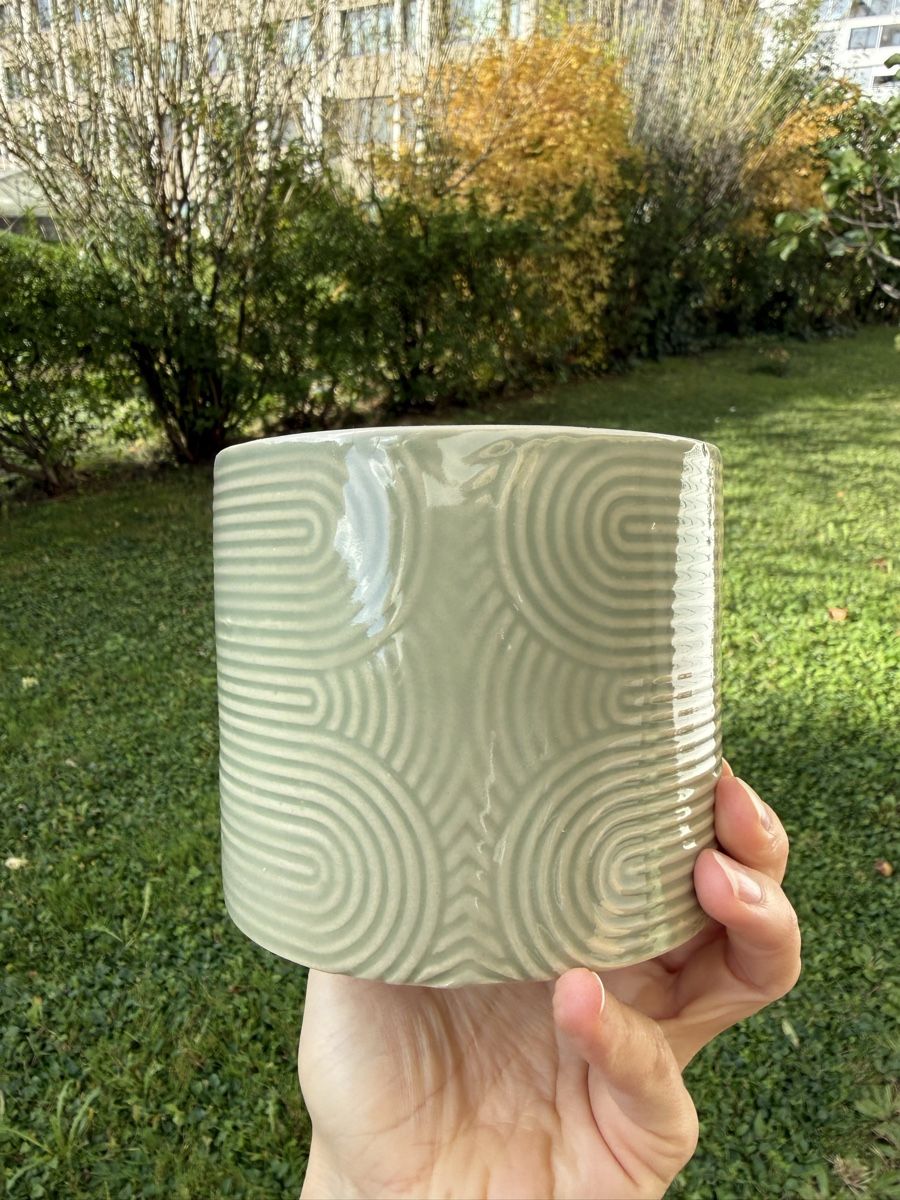 Blumentöpfe: Ceramic Plant Pot with Geometric Pattern Sage Green – Gebraucht aus Zürich von lav_5zdy 2