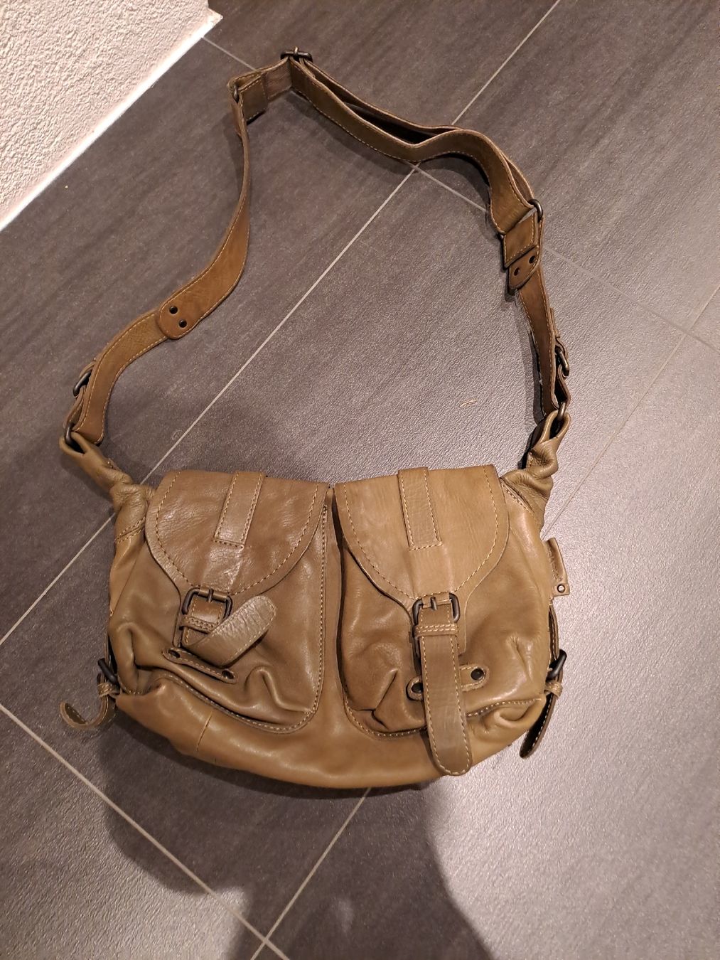 Aunts & Uncles Borse: Aunts & Uncles Ledertasche,  khaki-oliv, – Usato da Niederbipp venduto da Brocki-Bude4704