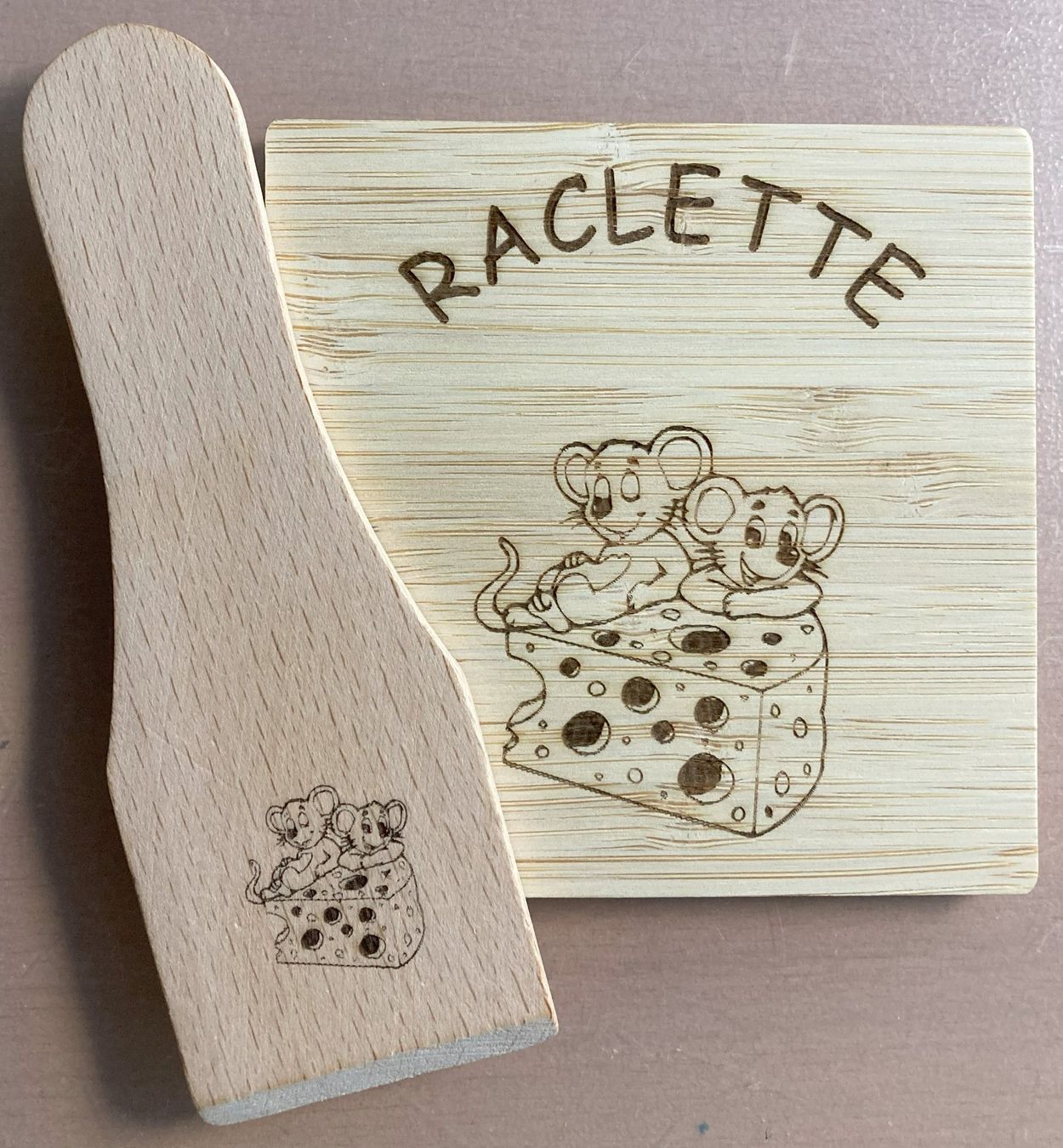 Sottobicchieri: Set Raclettebrettchen mit Schaber – Nuovo e nell'imballaggio originale da Trimmis venduto da Laserart_FN