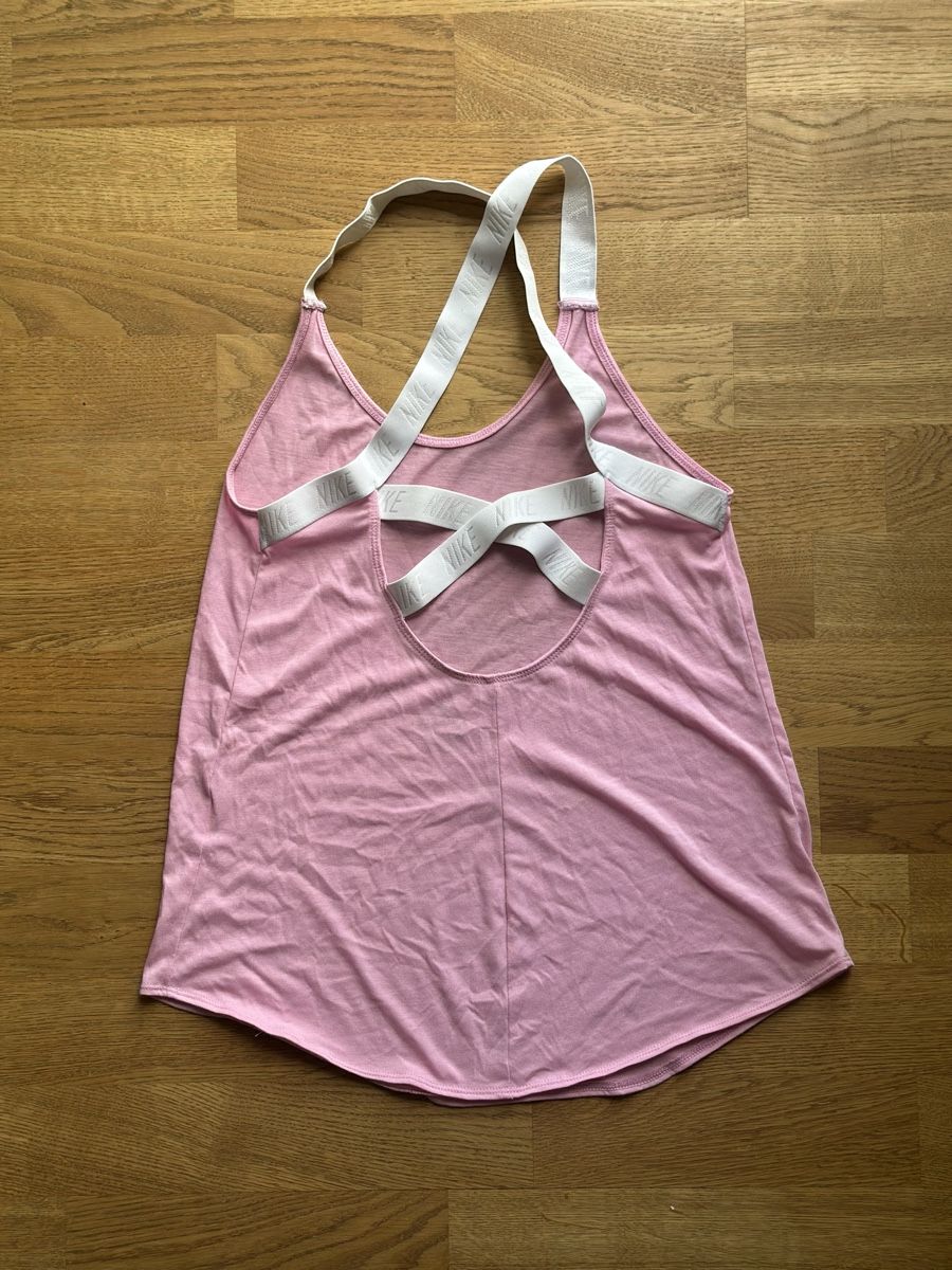 Nike Tops: NIKE Tank Top (rosa) – D'occasion à Basel par FatmaCan52 1