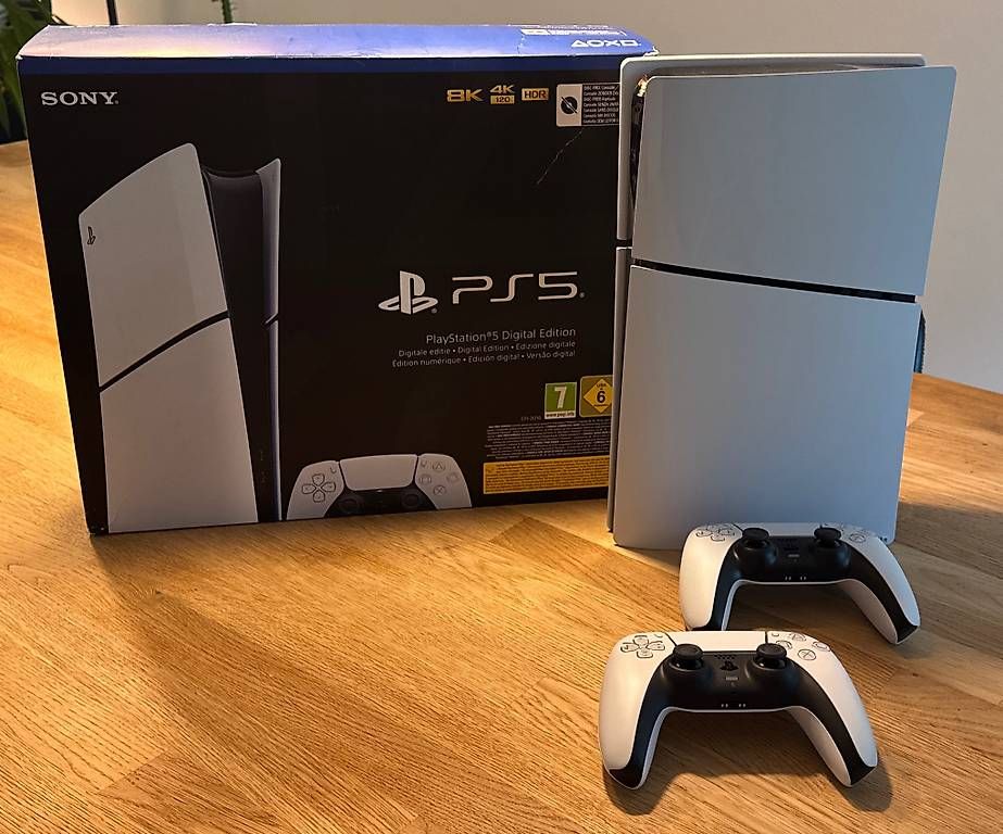 Konsolen: Playstation 5 Digital Edition & 2x Dual Sense Controller – Gebraucht aus Worblaufen von jmr1010