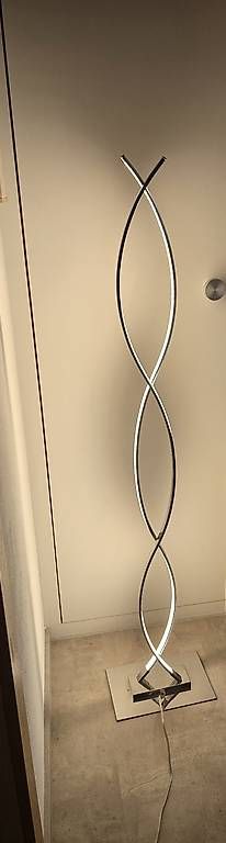 Lampes: Moderne LED-Stehlampe in elegantem Spiral-Design – D'occasion à Birsfelden par GianlucaBruno10 3