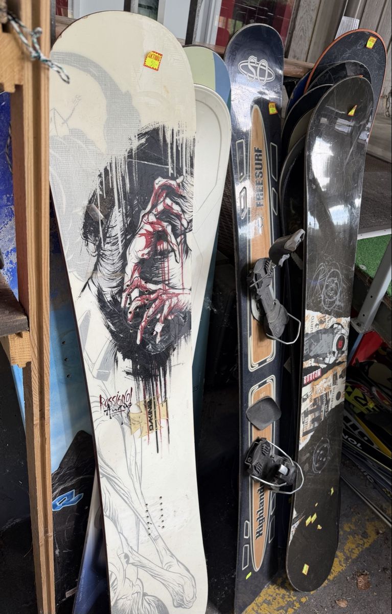 Board: 20 Snowboards mit und ohne Bindungen – Usato da Interlaken venduto da Skandalpreis 1