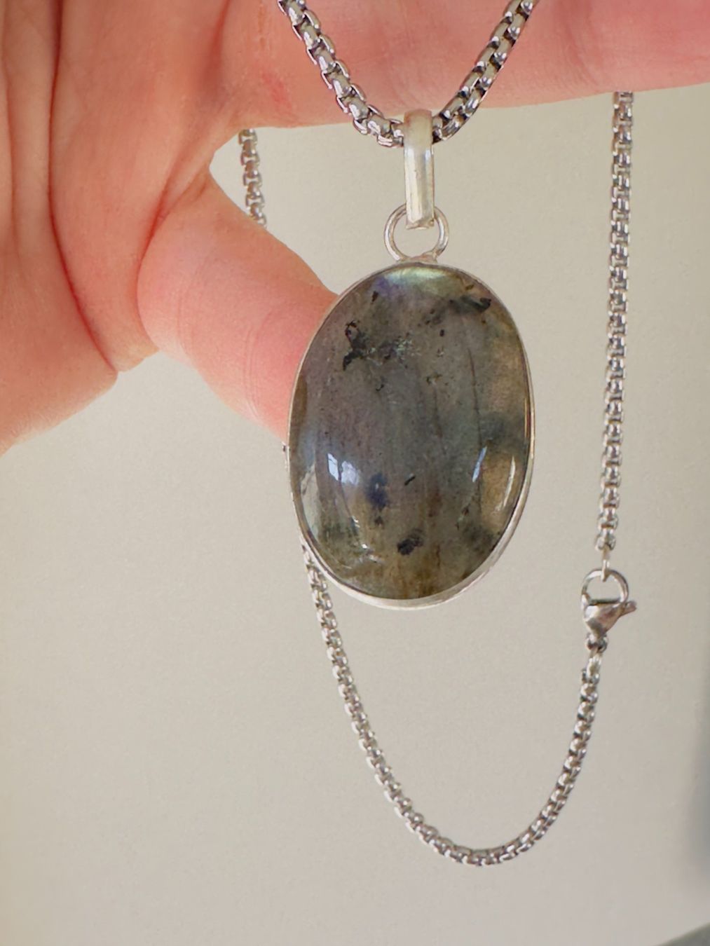 Ketten: Fashionable labradorite necklace – Neu und originalverpackt aus Genève von AGBERG