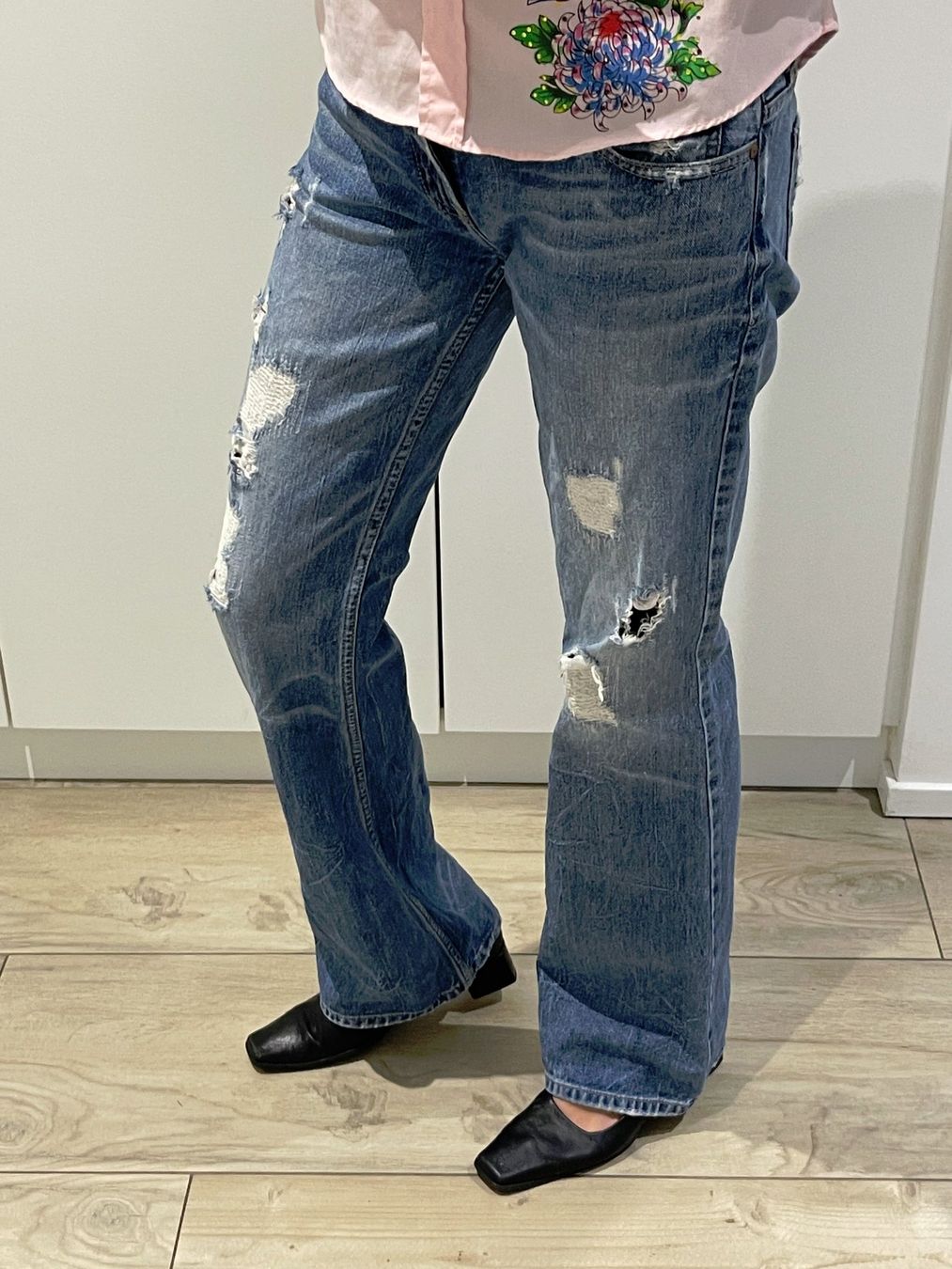 Guess Jeans: Jeans bleu destroyed Guess - taille 29 Bootcut – Usato da Colombier NE venduto da Nikkon