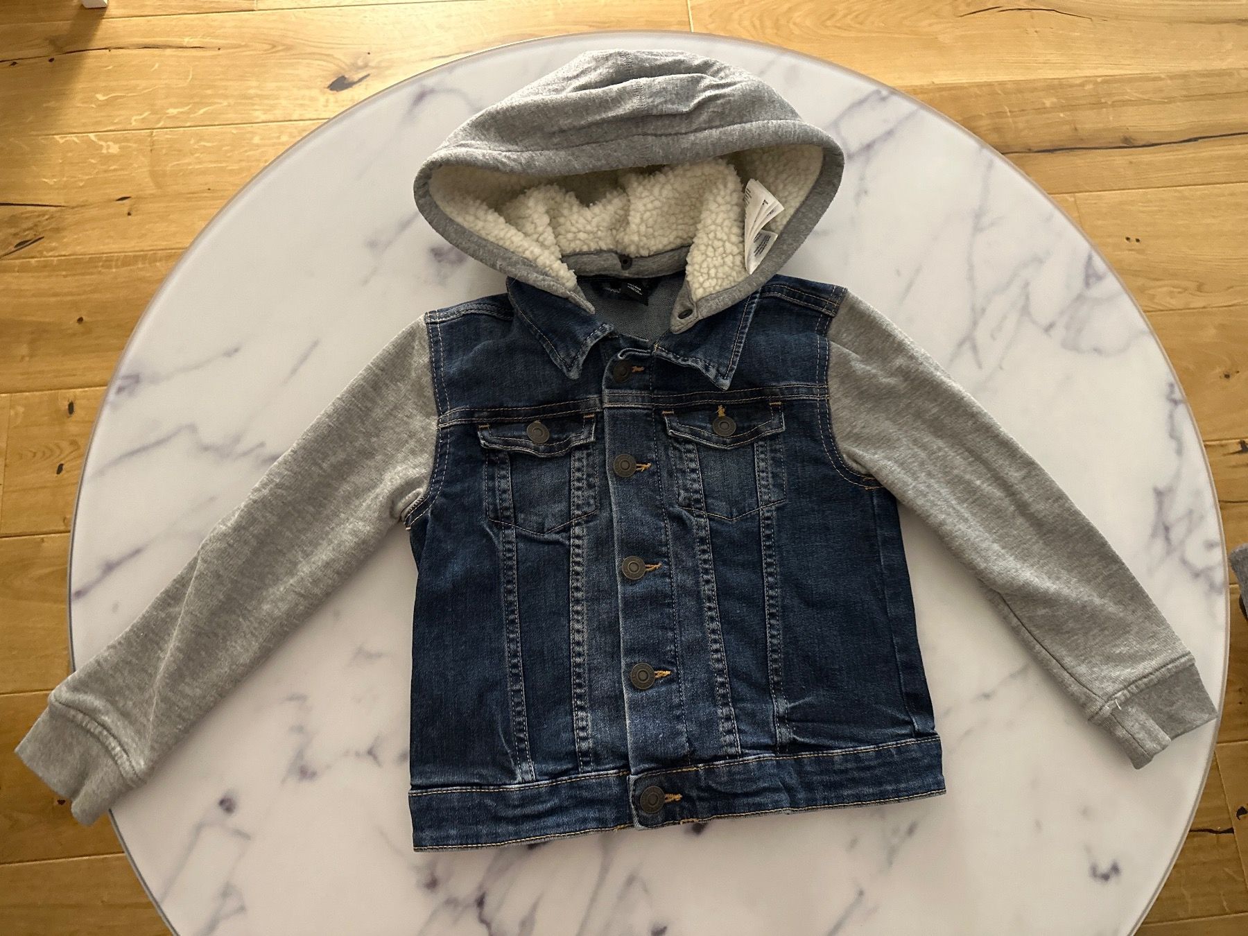 H&M Giacche & Cappotti: H&M Jeansjacke Junge Grösse 116 – Usato da Wangen b. Olten venduto da na_wal